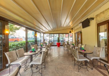 Açık bir kafe bar sokak bahçesi.