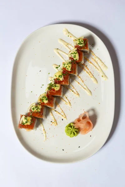 Rolă Picantă Ton Sushi Servită Placă Albă Vedere Sus — Fotografie, imagine de stoc