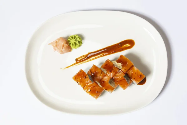 Rouleau Sushi Peau Saumon Servi Sur Une Assiette Blanche Vue — Photo