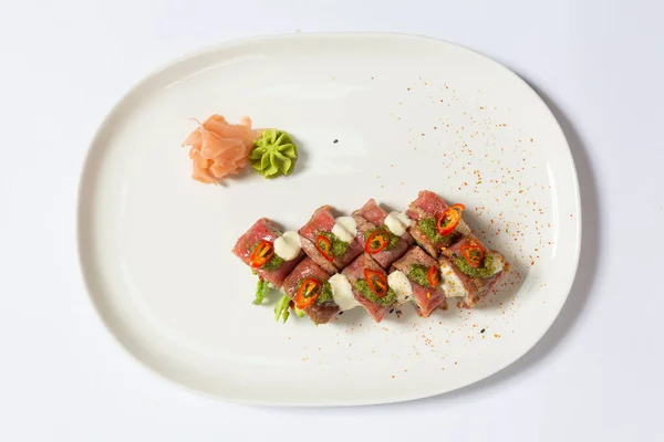Rolo Sushi Trufa Bife Servido Uma Placa Branca Vista Superior — Fotografia de Stock