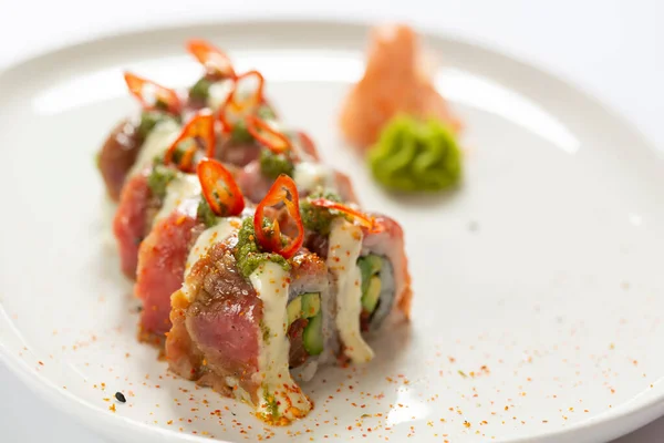 Rolă Sushi Pentru Trufe Vită Servită Farfurie Albă — Fotografie, imagine de stoc