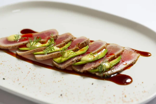 Atún Tataki Pescado Servido Con Una Salsa Inmersión Cítricos Soja —  Fotos de Stock