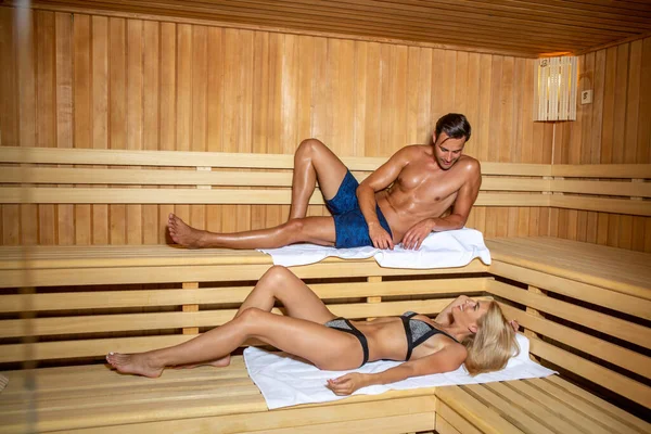 Beau Jeune Couple Relaxant Dans Sauna Hôtel — Photo