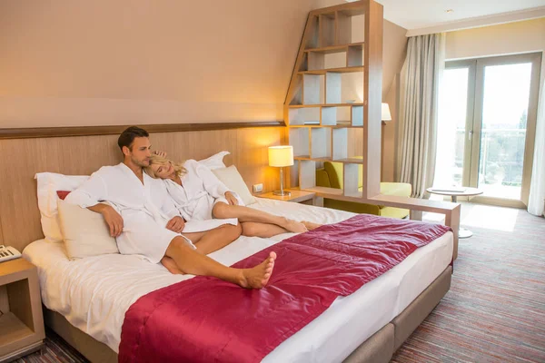 Knap Stel Badjas Liggend Een Bed Hotelkamer — Stockfoto