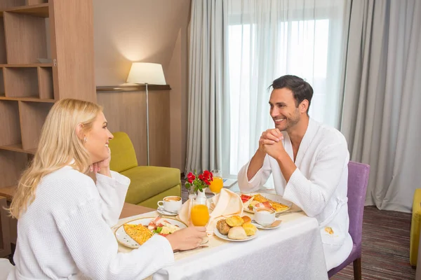 Pareja Feliz Desayunando Habitación Del Hotel — Foto de Stock