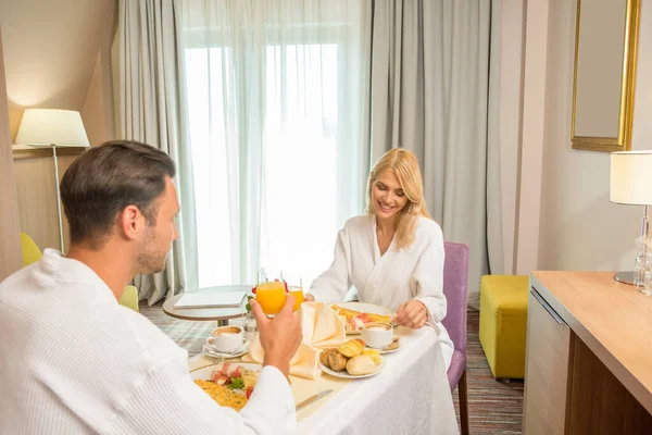 Gelukkig Koppel Ontbijten Hotelkamer — Stockfoto