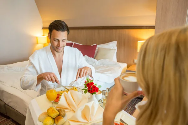 Casal Feliz Tomando Café Manhã Quarto Hotel — Fotografia de Stock