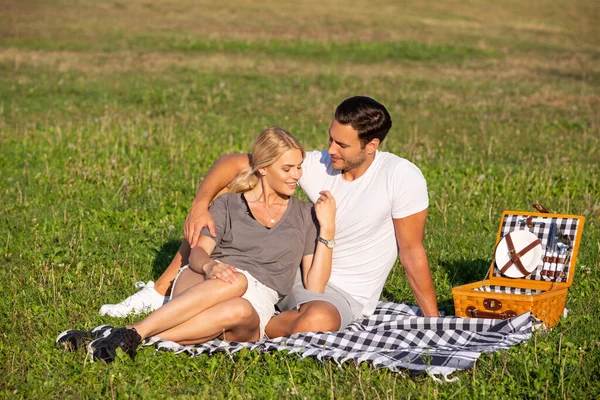 Egy Boldog Pár Piknikezik Parkban Egy Napsütéses Napon — Stock Fotó