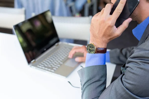 Knappe Zakenman Werkt Aan Zijn Laptop Café Bar Geen Gezicht — Stockfoto