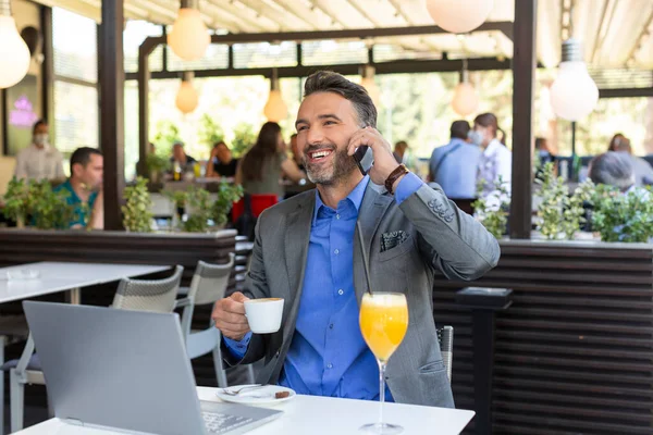 Feliz Hombre Negocios Traje Hablando Teléfono Inteligente Riendo Restaurante —  Fotos de Stock