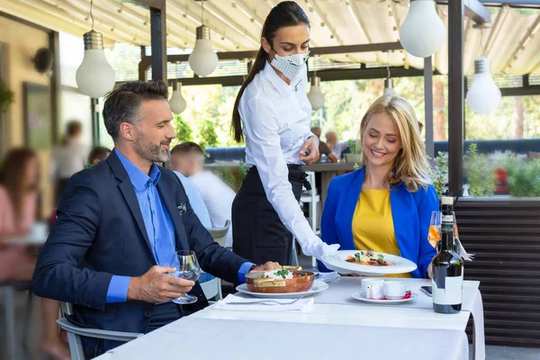 Hermosa Pareja Almorzando Restaurante Siendo Servida Por Una Camarera Con — Foto de Stock