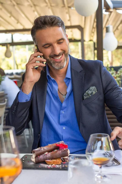 Bonito Homem Falando Smartphone Restaurante — Fotografia de Stock
