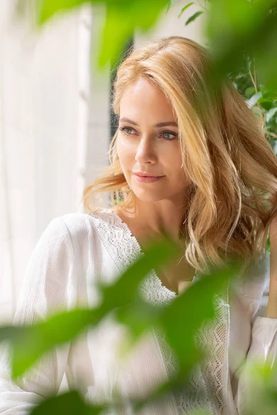 Portrait Beautiful Blonde Mature Woman — Stock Photo, Image