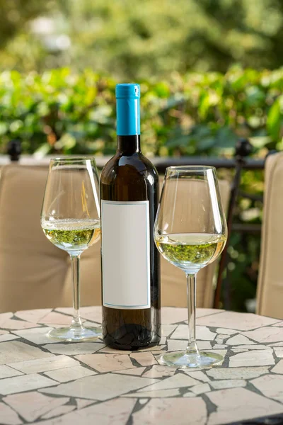 Vinflaska Och Glas Stenbord — Stockfoto
