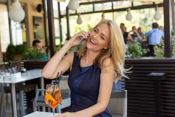 Hermosa Mujer Feliz Hablando Teléfono Móvil Restaurante Imagen de archivo