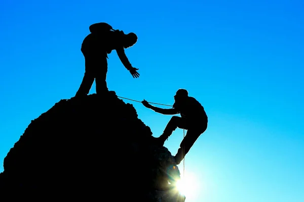 Альпіністи Піднімаються Скелі Допомагають — стокове фото