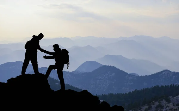 Bergsteiger Die Schwierigen Und Gefährlichen Felsen Helfen — Stockfoto