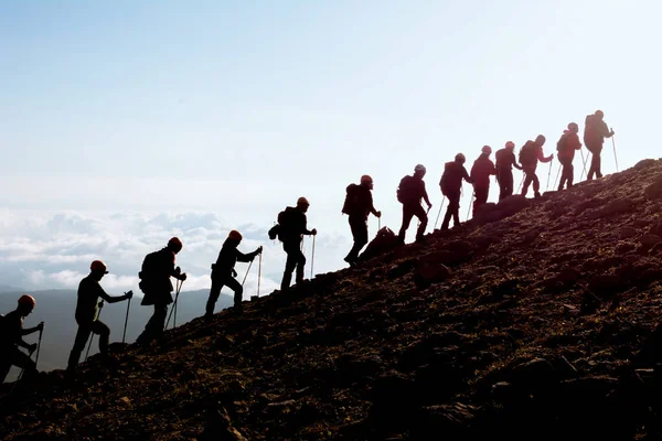 Alpinizm Grupa Sylwetka Alpinistów Trekking Turystyka Przygoda — Zdjęcie stockowe