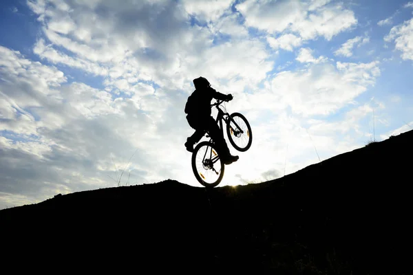 남자는 Acrobat으로 자전거를 자전거 — 스톡 사진