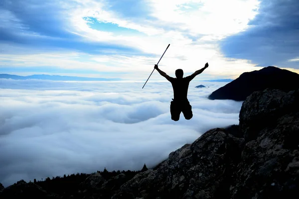 Alpiniste Aventureux Dans Les Montagnes Brumeuses — Photo