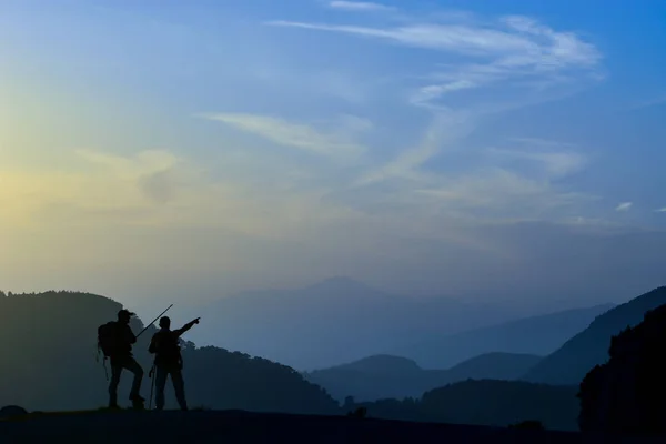 Zespół Osiągając Bardzo Wysokie Szczyty Następujących Warstw Mountain — Zdjęcie stockowe