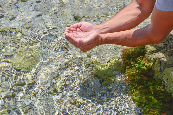 Πόσιμο Καθαρό Και Φυσικό Νερό Πηγής — Φωτογραφία Αρχείου