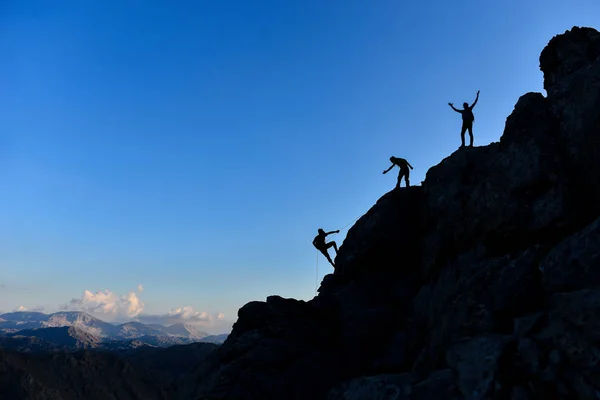 Escalada Roca Desafiante Espíritu Equipo Exitoso — Foto de Stock