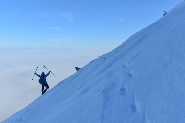 Odkrycie Dużych Wysokościach Przygoda Mglisty Śniegu — Zdjęcie stockowe