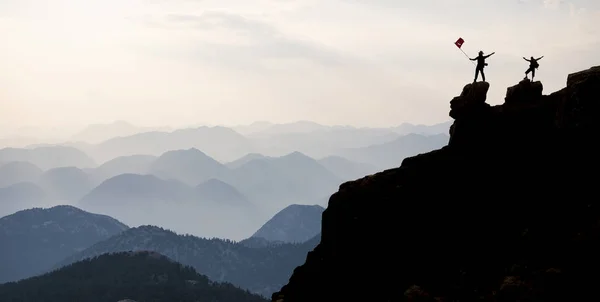 Альпіністи Фоні Гірського Хребта — стокове фото