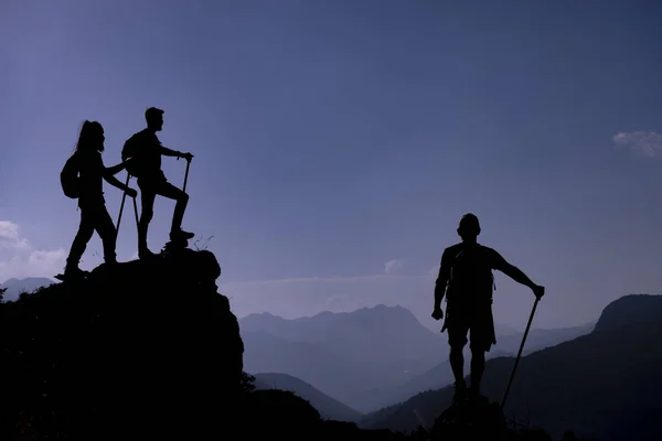 Montañistas Observando Las Majestuosas Magníficas Montañas — Foto de Stock