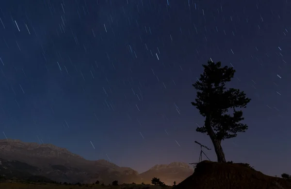 確認し 望遠鏡で天の川の星を観察 — ストック写真