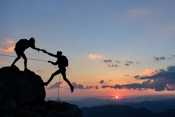 Stöd För Kvinnlig Bergsbestigare Hjälp Och Kamp — Stockfoto