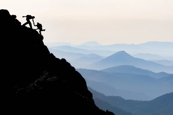 Два Альпиниста Помогают Сцене Приключения Необычный Дневник — стоковое фото
