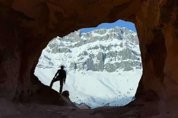Человек Наблюдающий Пейзажем Входа Пещеру Стоковое Изображение