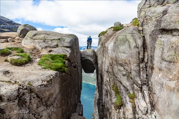 Pareja Exitosa Vistas Espectaculares Sobre Rocas Riesgosas — Foto de Stock