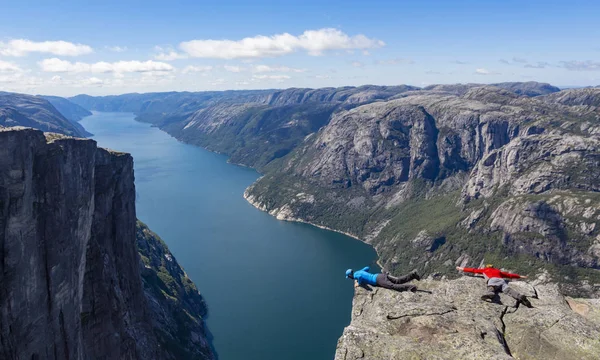 Onverschrokken Bergbeklimmers Die Houden Van Gevaar Fjorden Het Fascinerende Landschap — Stockfoto