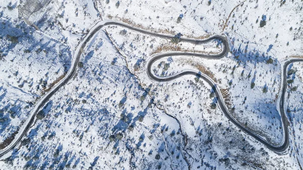 Visão Olho Pássaro Com Drone Estrada Sinuosa Nas Montanhas — Fotografia de Stock