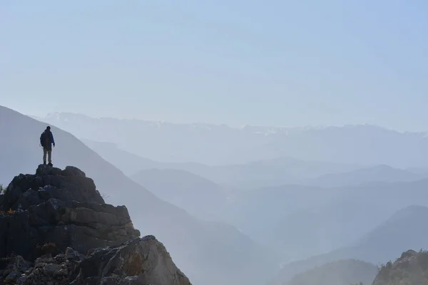 Dağcı Huzur Mistik Bir Atmosfer — Stok fotoğraf