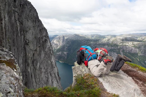 Olhar Alpinistas Destemidos Penhasco — Fotografia de Stock