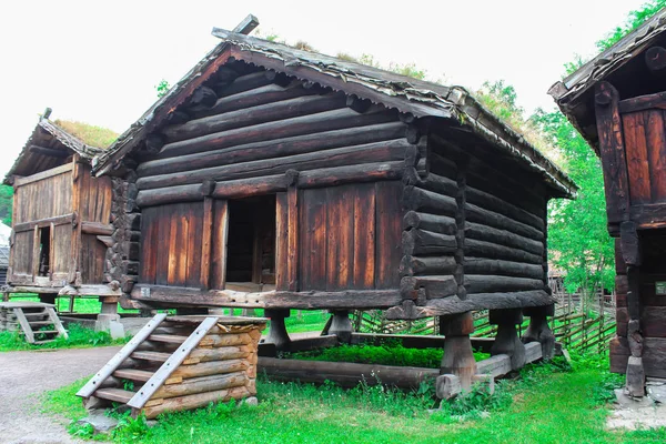 Lokale Natürliche Holzhäuser Bewaldetem Gebiet — Stockfoto