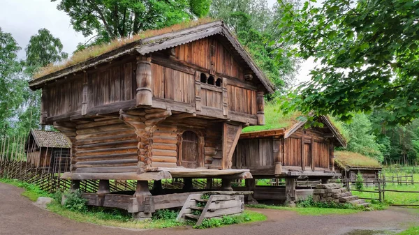 Altes Hölzernes Baumhaus Norwegisch — Stockfoto