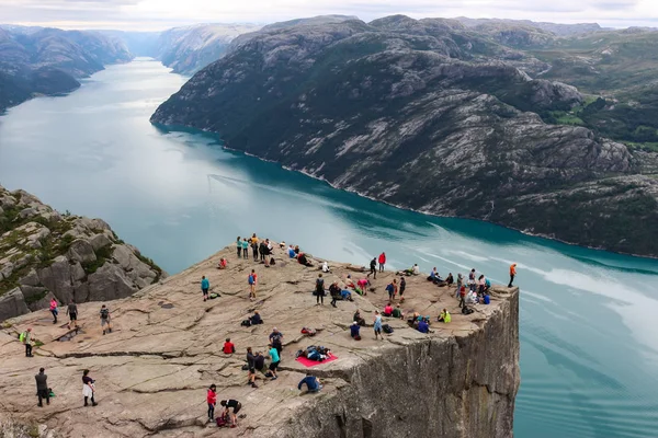 Norveç Kayalıkları Turistlerin Hayran Olduğu Bölge — Stok fotoğraf