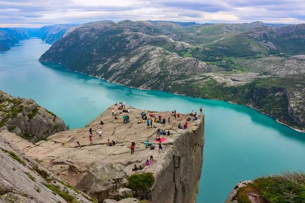 Norveç Kayalıkları Turistlerin Hayran Olduğu Bölge — Stok fotoğraf