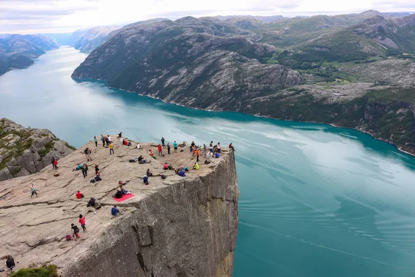 Noorse Kliffen Regio Waar Toeristen Bewonderen — Stockfoto