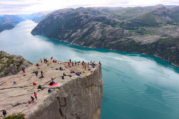 Норвегия скалы, регион, где туристы восхищаются
