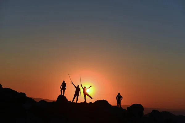 Équipe de quatre personnes grimpeurs et le succès de pointe à l'heure du lever du soleil — Photo