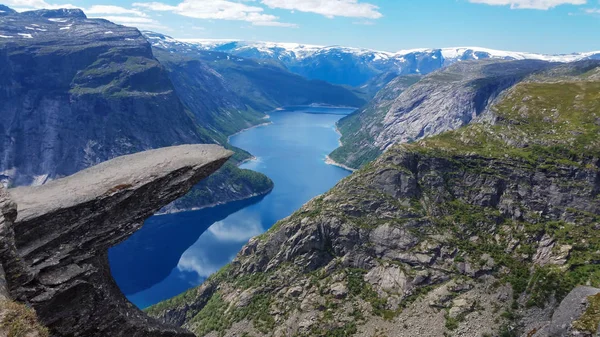 Norveç, muhteşem turistik alanı ve mistik natur mavi göllerde — Stok fotoğraf