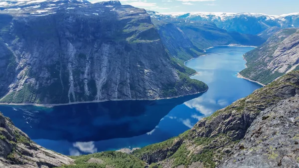 Norveç, muhteşem turistik alanı ve mistik natur mavi göllerde — Stok fotoğraf