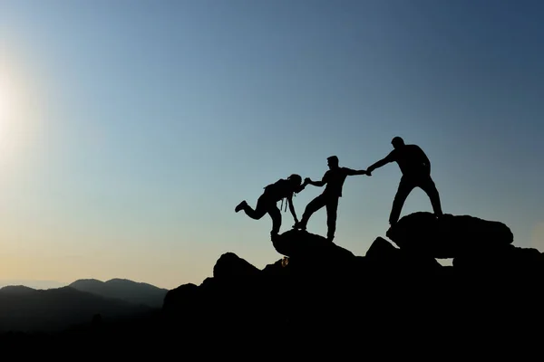 Escaladores decididos, exitosos y valientes — Foto de Stock