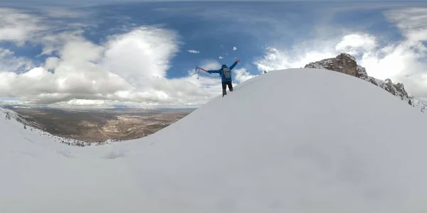 Alpinista solitario loco y aventura de senderismo de invierno en el — Foto de Stock